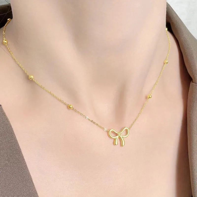 Collier ras du cou avec pendentif nœud papillon